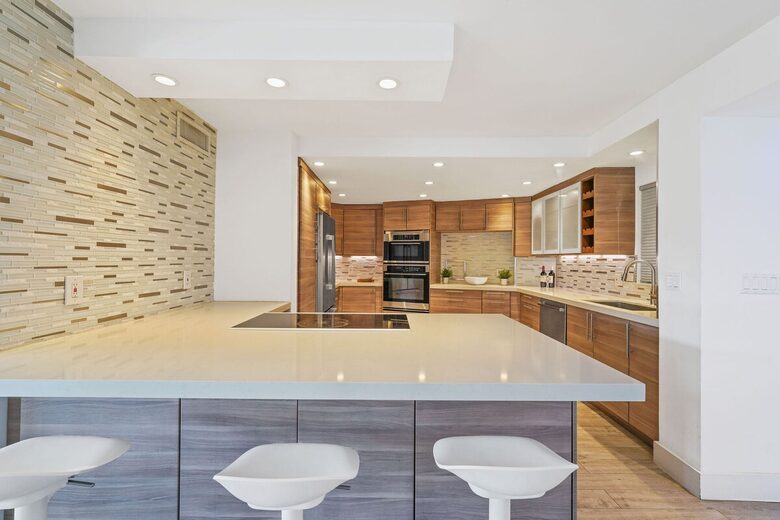 Stylish South Beach Condo Steps from the Ocean - Miami Beach, United States