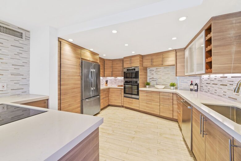 Stylish South Beach Condo Steps from the Ocean - Miami Beach, United States