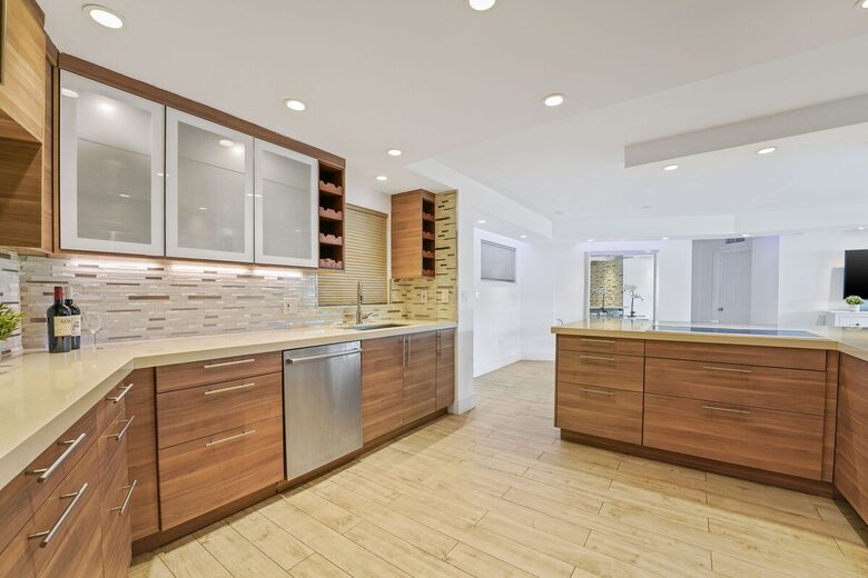 Stylish South Beach Condo Steps from the Ocean - Miami Beach, United States