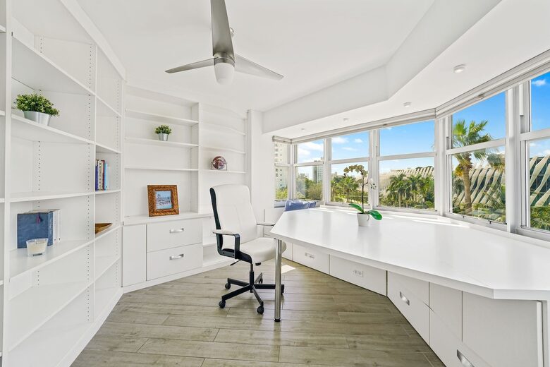 Stylish South Beach Condo Steps from the Ocean - Miami Beach, United States