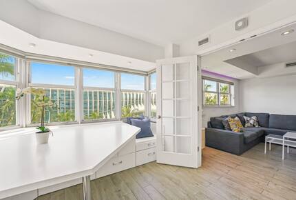Stylish South Beach Condo Steps from the Ocean - Miami Beach, United States