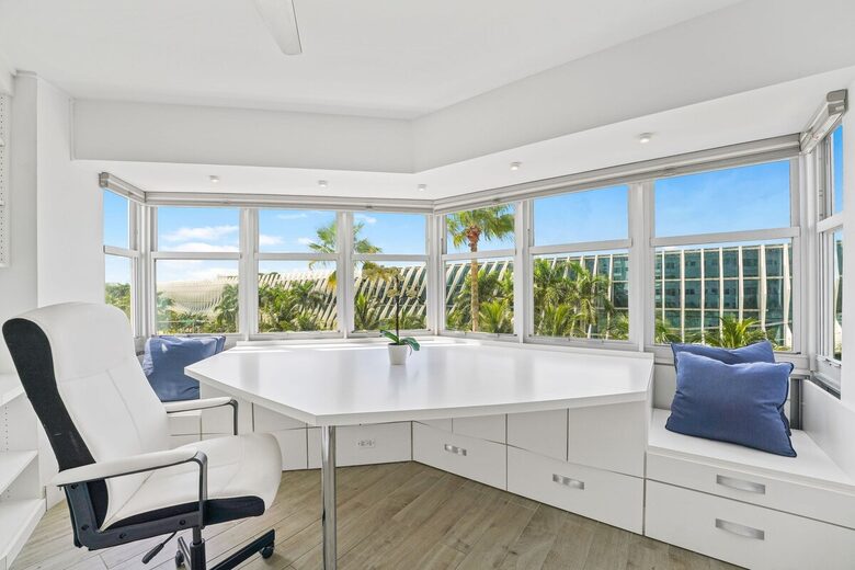 Stylish South Beach Condo Steps from the Ocean - Miami Beach, United States