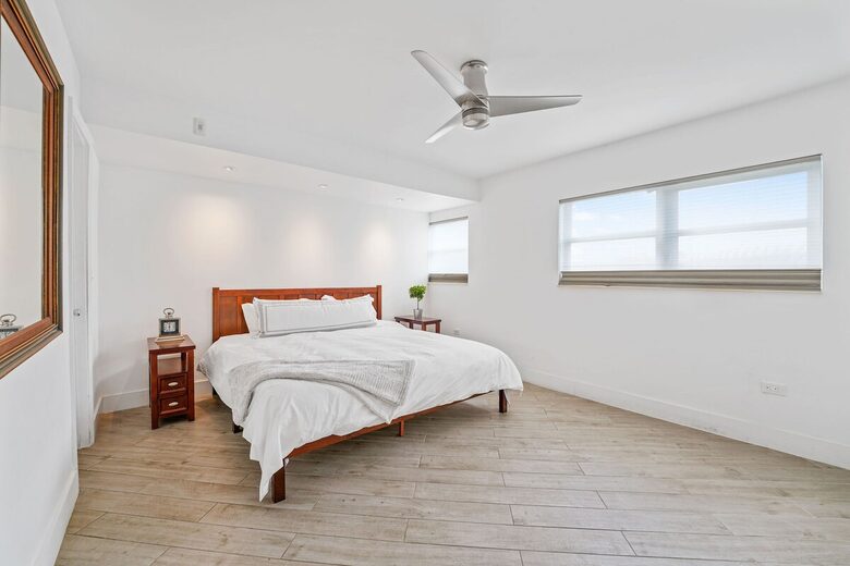 Stylish South Beach Condo Steps from the Ocean - Miami Beach, United States