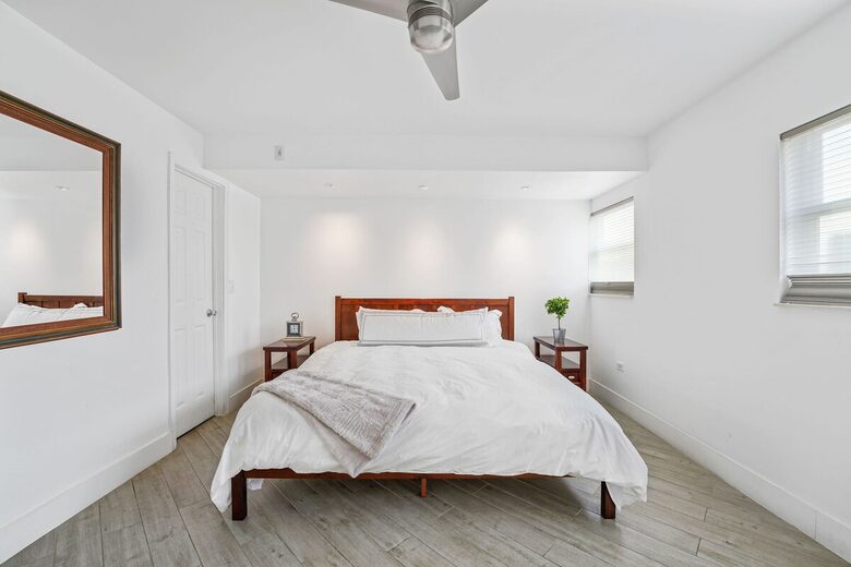 Stylish South Beach Condo Steps from the Ocean - Miami Beach, United States