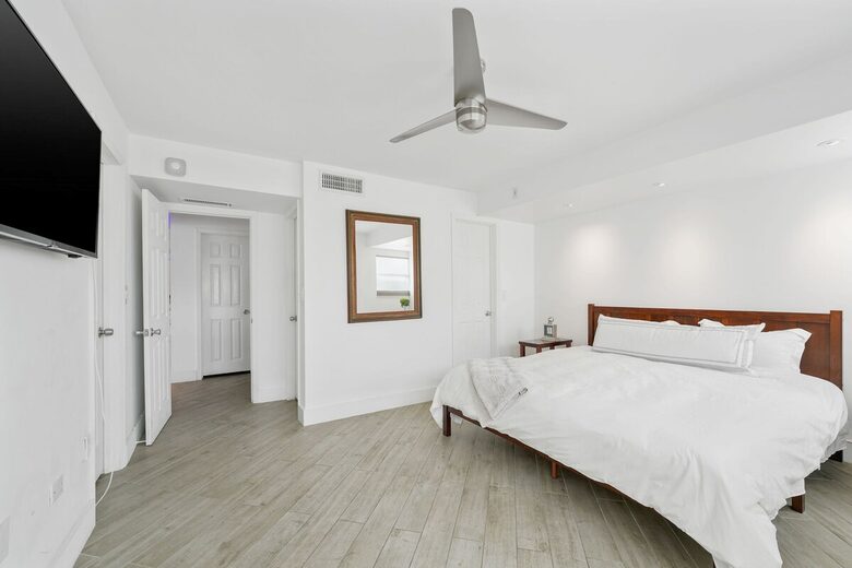 Stylish South Beach Condo Steps from the Ocean - Miami Beach, United States