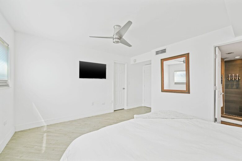 Stylish South Beach Condo Steps from the Ocean - Miami Beach, United States