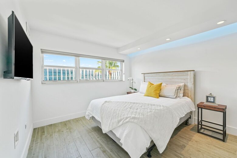 Stylish South Beach Condo Steps from the Ocean - Miami Beach, United States