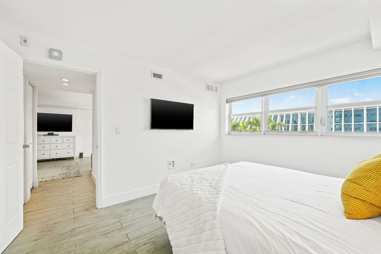 Stylish South Beach Condo Steps from the Ocean - Miami Beach, United States