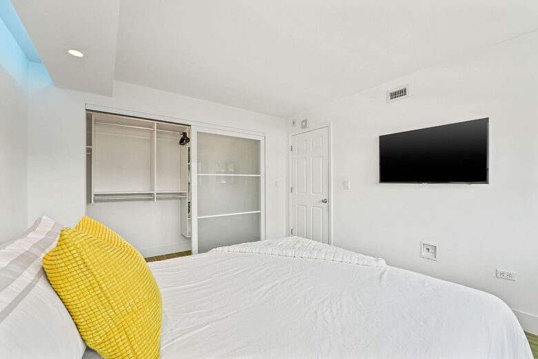 Stylish South Beach Condo Steps from the Ocean - Miami Beach, United States