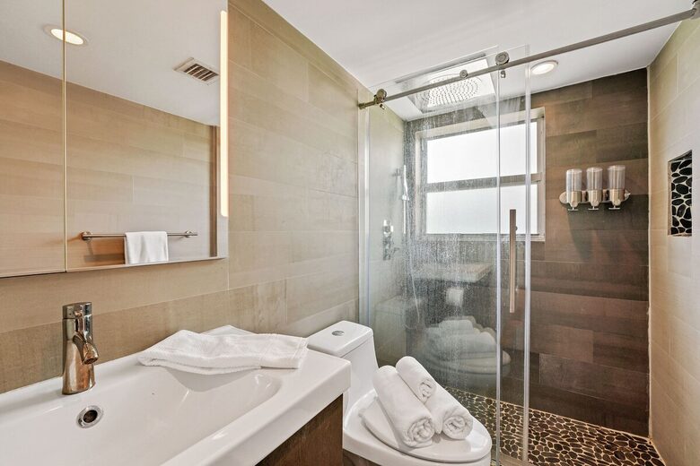 Stylish South Beach Condo Steps from the Ocean - Miami Beach, United States