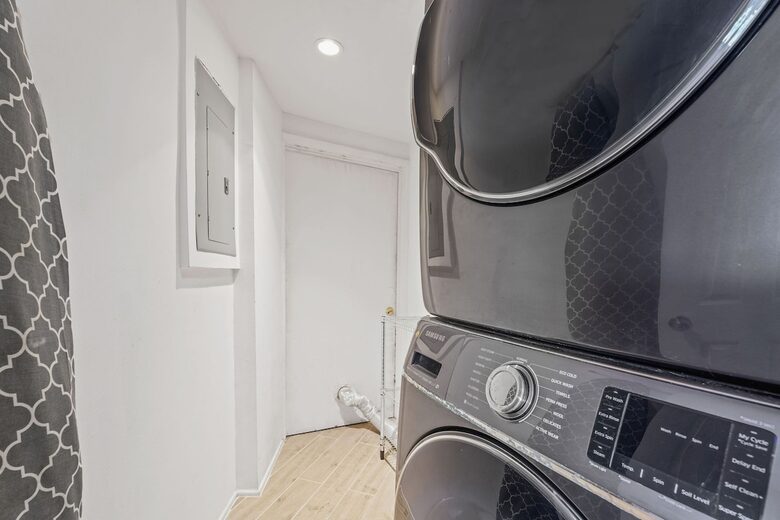 Stylish South Beach Condo Steps from the Ocean - Miami Beach, United States