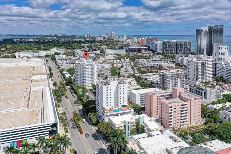 Stylish South Beach Condo Steps from the Ocean - Miami Beach, United States