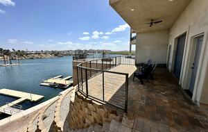 Unterer Balkon mit Aussicht