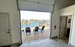 Blick auf die Rückseite der 65'-Garage und die untere Terrasse / voll ausgestattetes Badezimmer