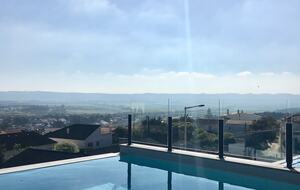 Villa Vista da Baía | Breathtaking Bay View & Heated Pool - Salir do Porto, Portugal