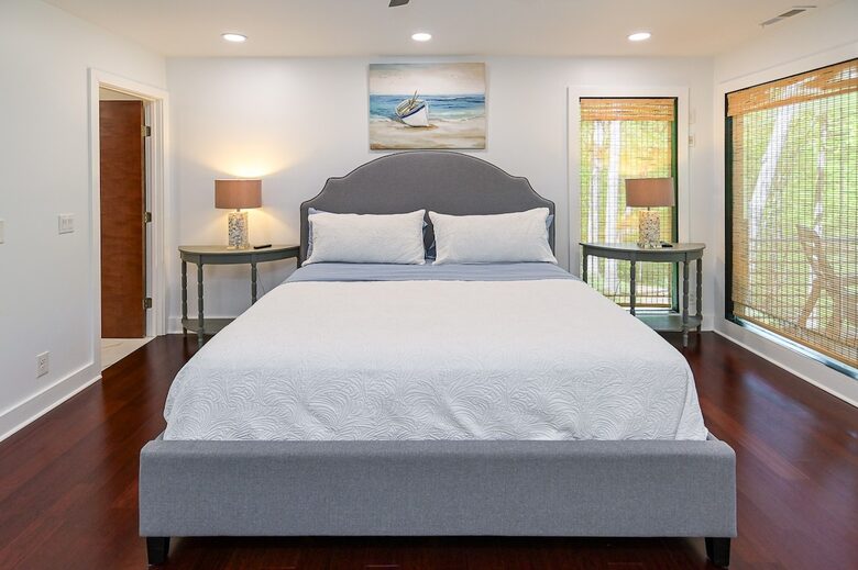 Grand Lakeview | Double Decker Dock, Fire Pit, Spa - Winchester, Tennessee
