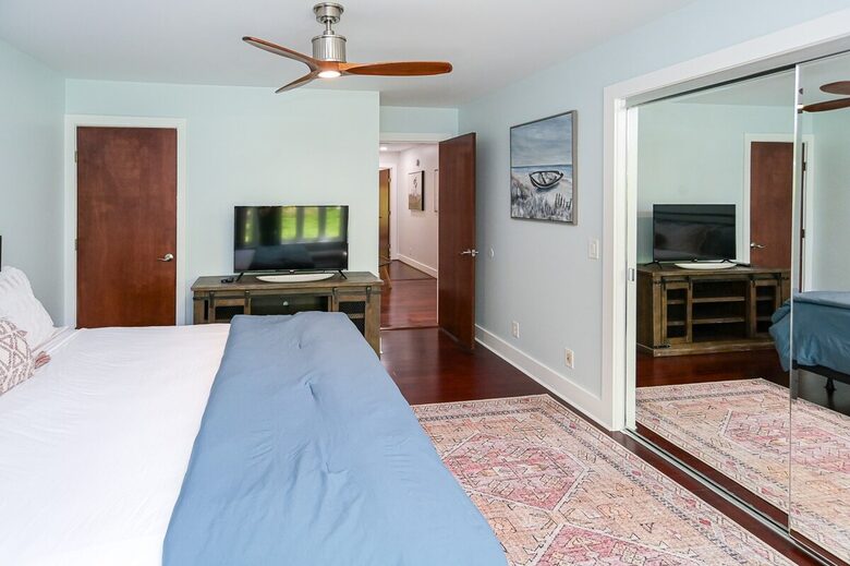 Grand Lakeview | Double Decker Dock, Fire Pit, Spa - Winchester, Tennessee