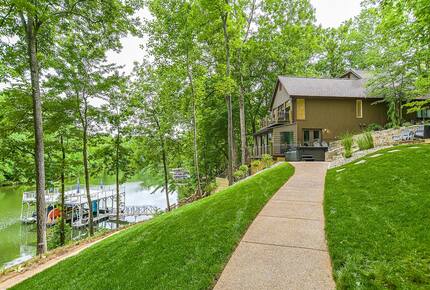 Grand Lakeview | Double Decker Dock, Fire Pit, Spa - Winchester, Tennessee