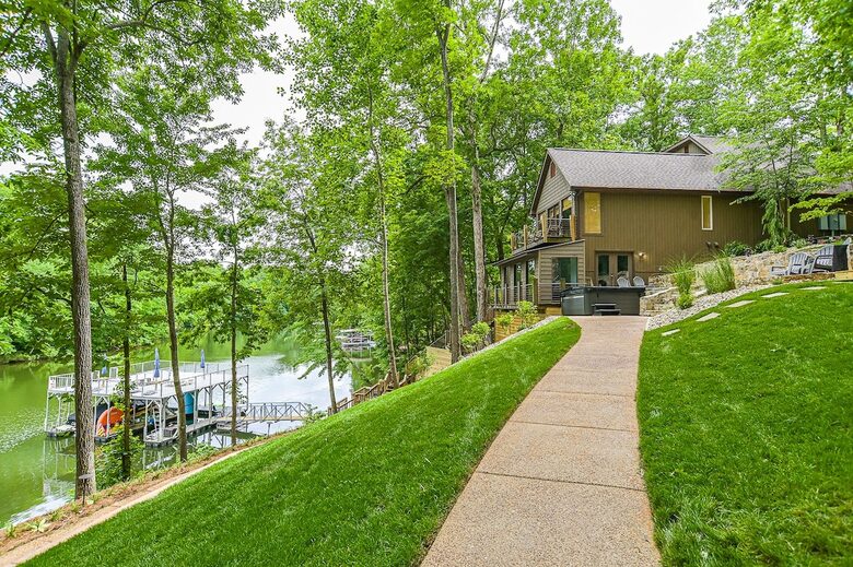 Grand Lakeview | Double Decker Dock, Fire Pit, Spa - Winchester, Tennessee