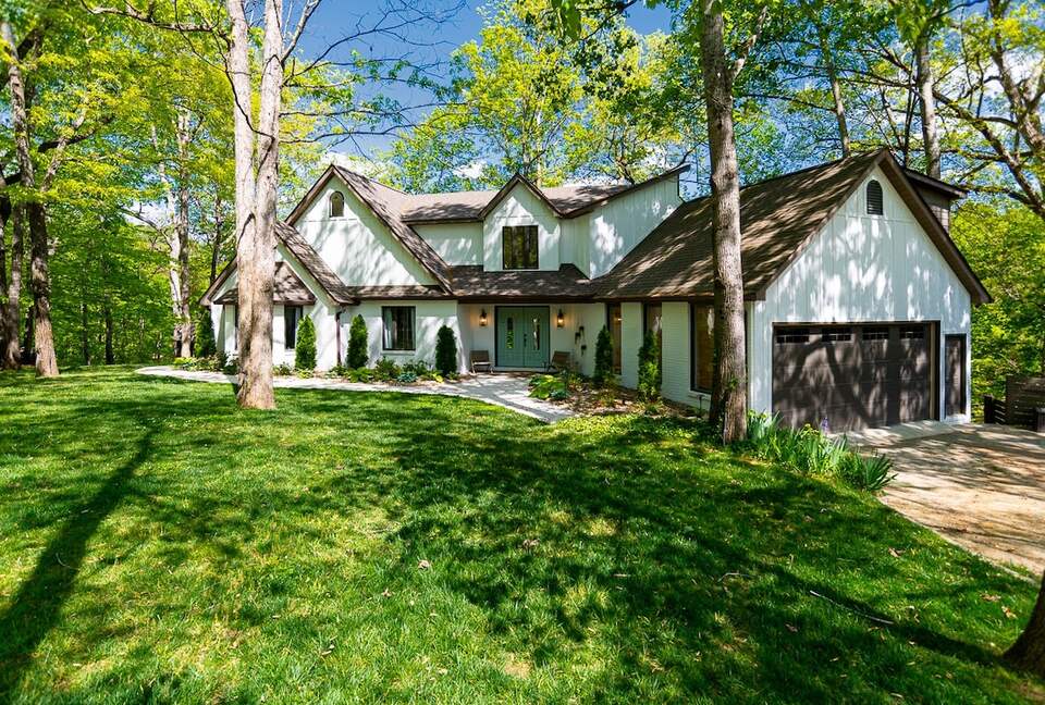 Grand Lakeview | Double Decker Dock, Fire Pit, Spa - Winchester, Tennessee