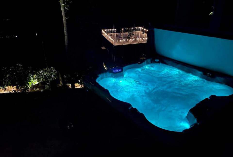 Grand Lakeview | Double Decker Dock, Fire Pit, Spa - Winchester, Tennessee