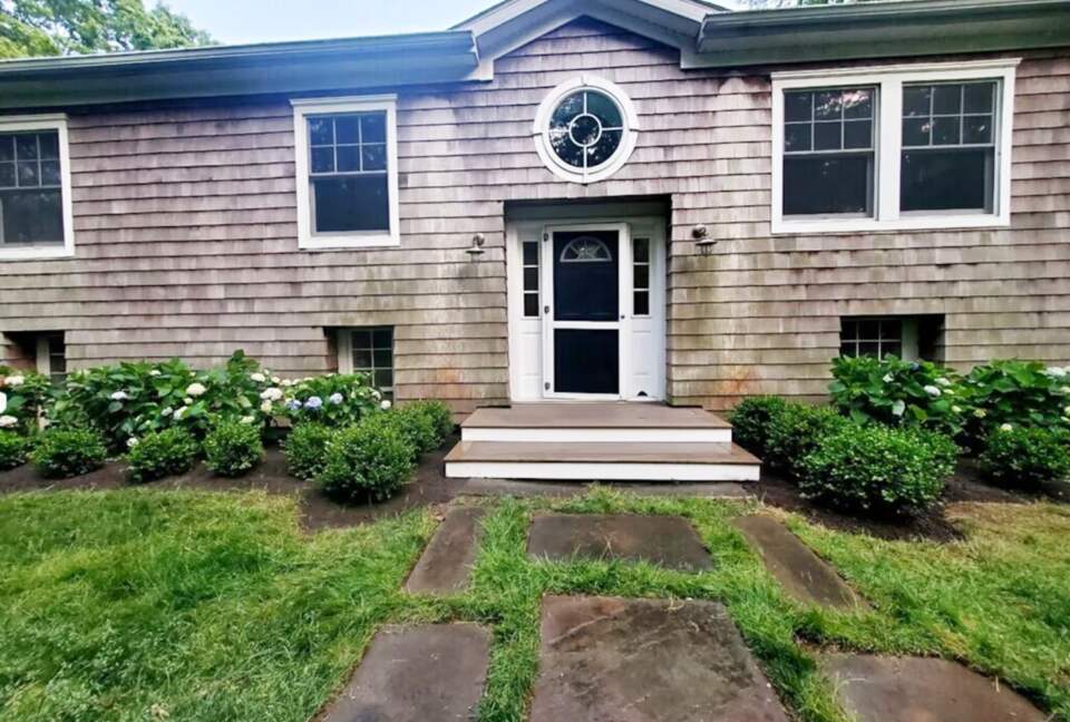 Delightful Southampton Retreat with Heated Pool & Jacuzzi - Southampton, New York