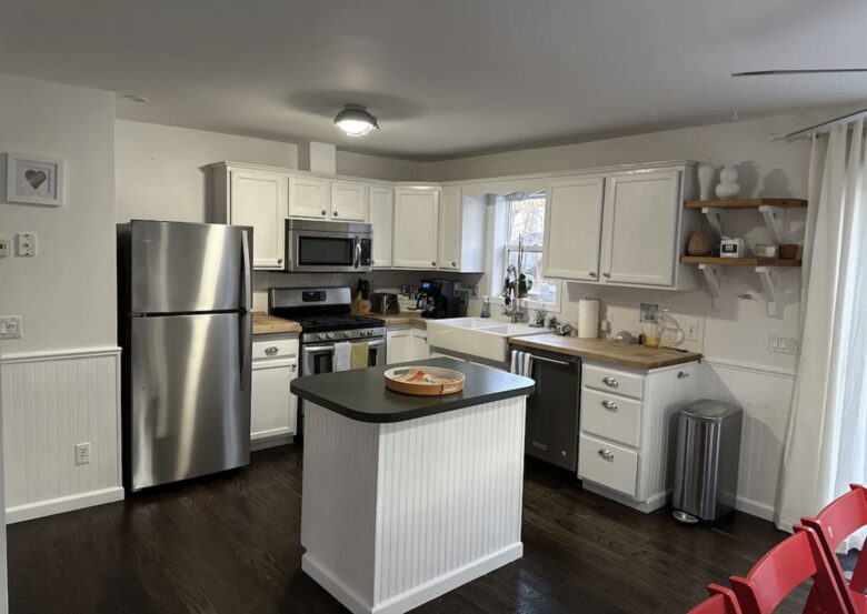 Delightful Southampton Retreat with Heated Pool & Jacuzzi - Southampton, New York
