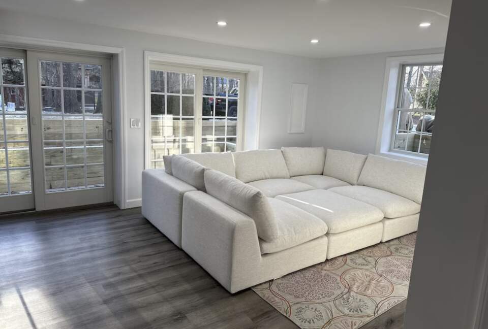 Delightful Southampton Retreat with Heated Pool & Jacuzzi - Southampton, New York