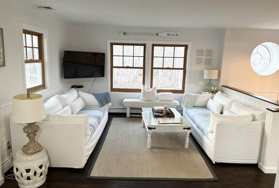Delightful Southampton Retreat with Heated Pool & Jacuzzi - Southampton, New York