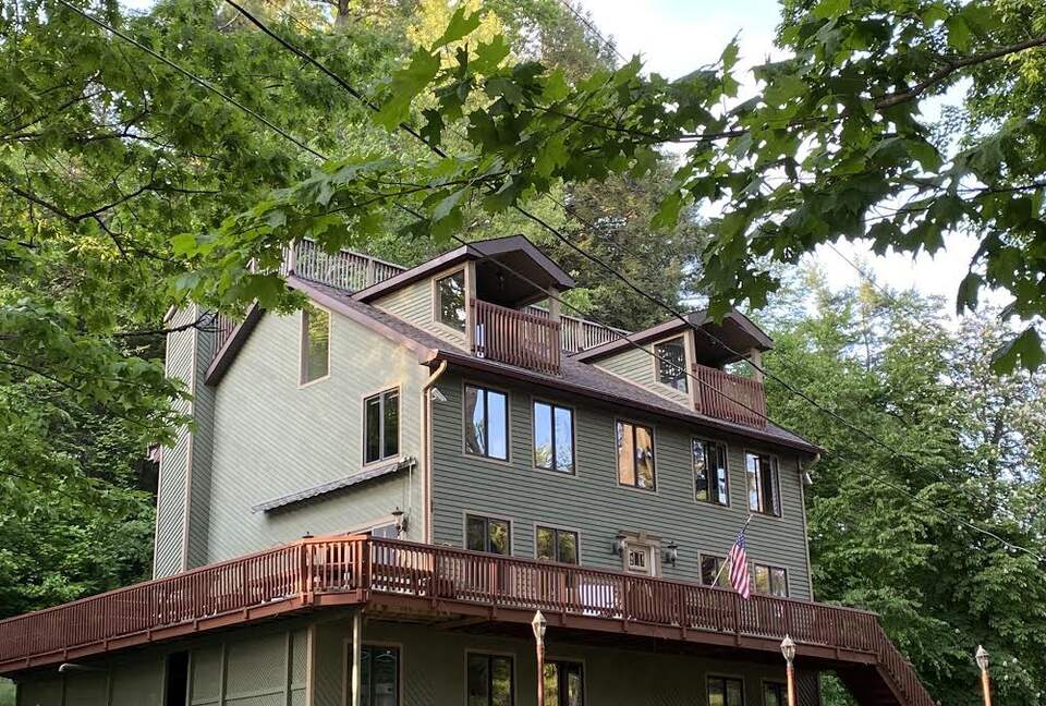 Saratoga Lake Boathouse Escape | Movie Theater, Gym, & Private Dock - Saratoga Springs, New York