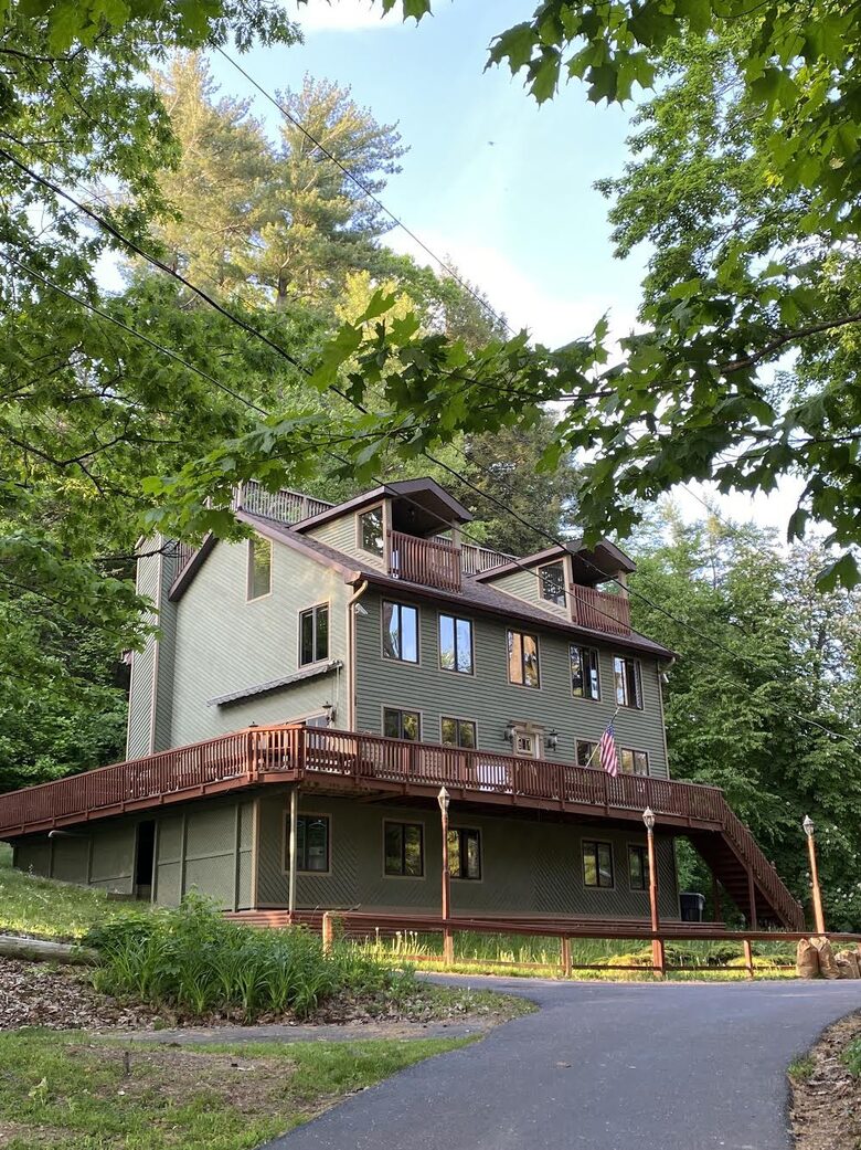 Saratoga Lake Boathouse Escape | Movie Theater, Gym, & Private Dock - Saratoga Springs, New York