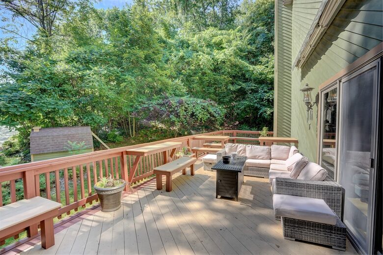 Saratoga Lake Boathouse Escape | Movie Theater, Gym, & Private Dock - Saratoga Springs, New York