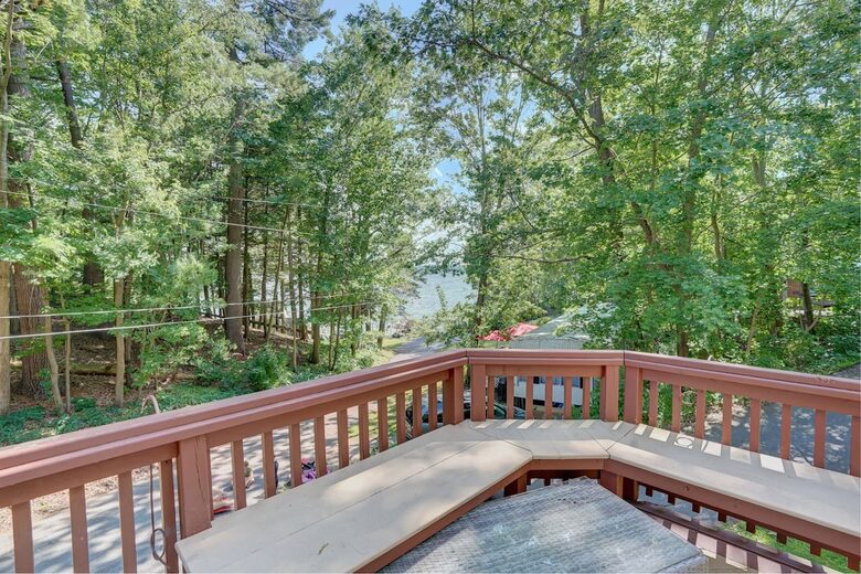 Saratoga Lake Boathouse Escape | Movie Theater, Gym, & Private Dock - Saratoga Springs, New York