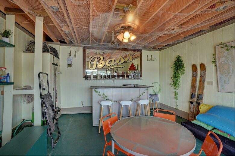 Saratoga Lake Boathouse Escape | Movie Theater, Gym, & Private Dock - Saratoga Springs, New York