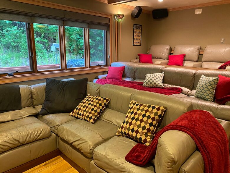 Saratoga Lake Boathouse Escape | Movie Theater, Gym, & Private Dock - Saratoga Springs, New York