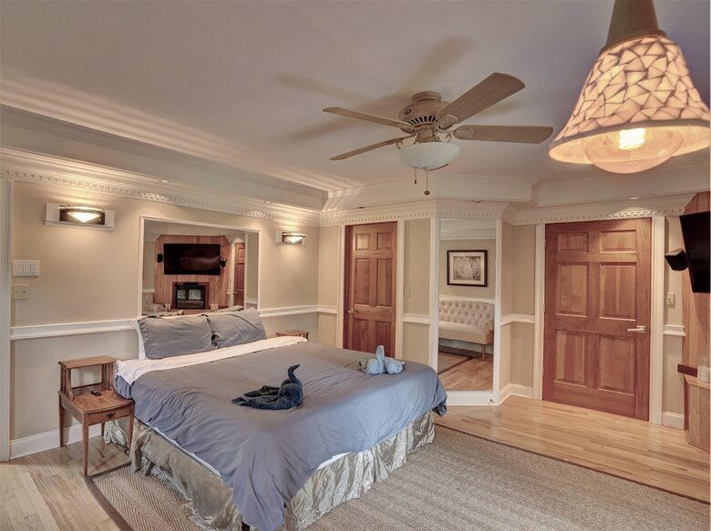Saratoga Lake Boathouse Escape | Movie Theater, Gym, & Private Dock - Saratoga Springs, New York