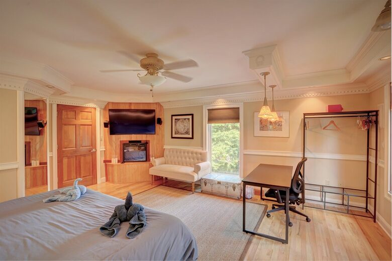 Saratoga Lake Boathouse Escape | Movie Theater, Gym, & Private Dock - Saratoga Springs, New York