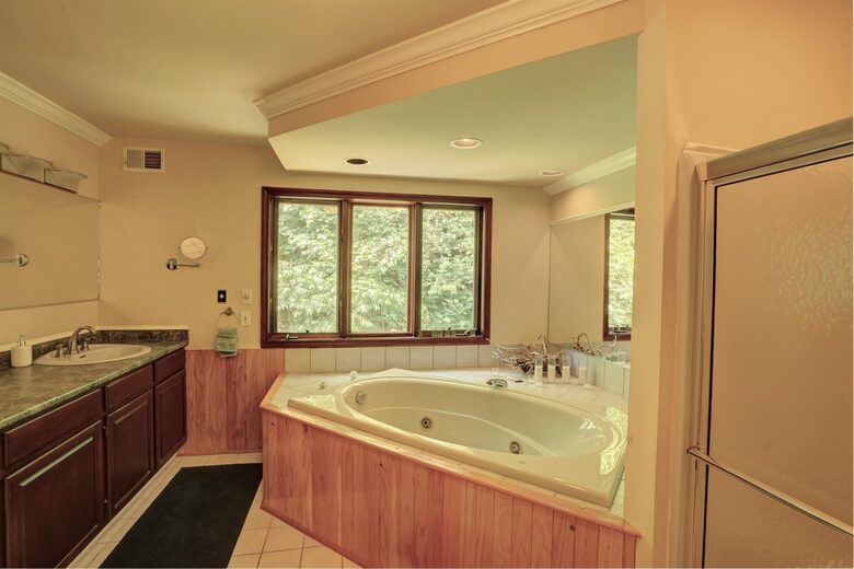 Saratoga Lake Boathouse Escape | Movie Theater, Gym, & Private Dock - Saratoga Springs, New York