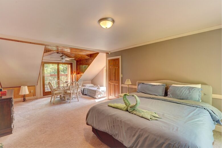 Saratoga Lake Boathouse Escape | Movie Theater, Gym, & Private Dock - Saratoga Springs, New York