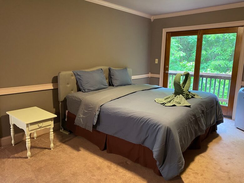 Saratoga Lake Boathouse Escape | Movie Theater, Gym, & Private Dock - Saratoga Springs, New York