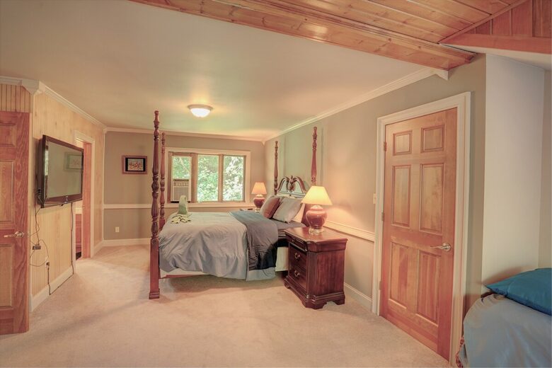 Saratoga Lake Boathouse Escape | Movie Theater, Gym, & Private Dock - Saratoga Springs, New York
