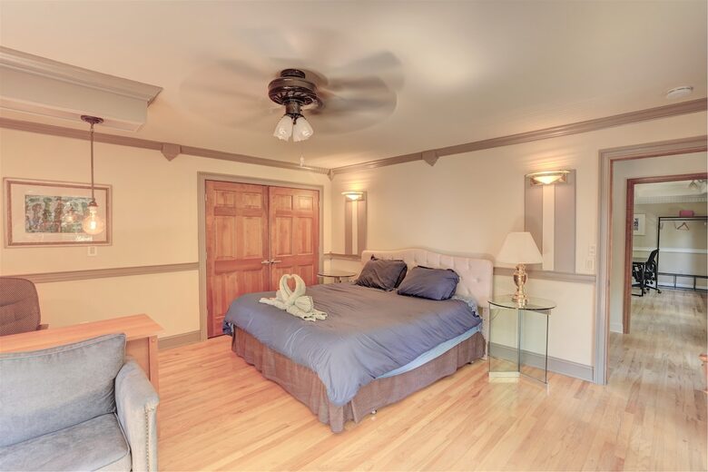Saratoga Lake Boathouse Escape | Movie Theater, Gym, & Private Dock - Saratoga Springs, New York