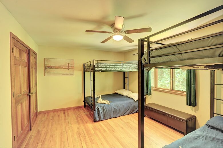 Saratoga Lake Boathouse Escape | Movie Theater, Gym, & Private Dock - Saratoga Springs, New York