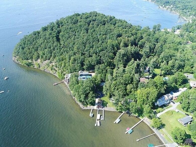 Saratoga Lake Boathouse Escape | Movie Theater, Gym, & Private Dock - Saratoga Springs, New York