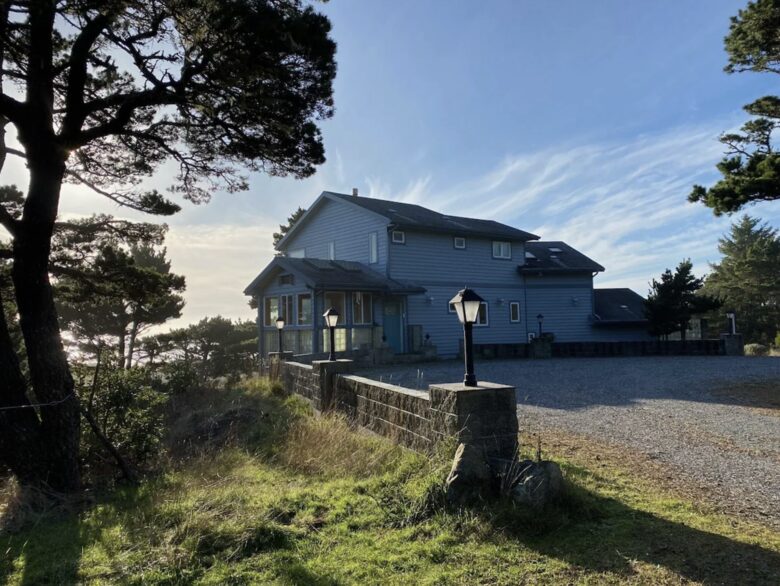 Oceanfront Retreat | The GLAS House (Garrison Lake And Sea) - Port Orford, Oregon