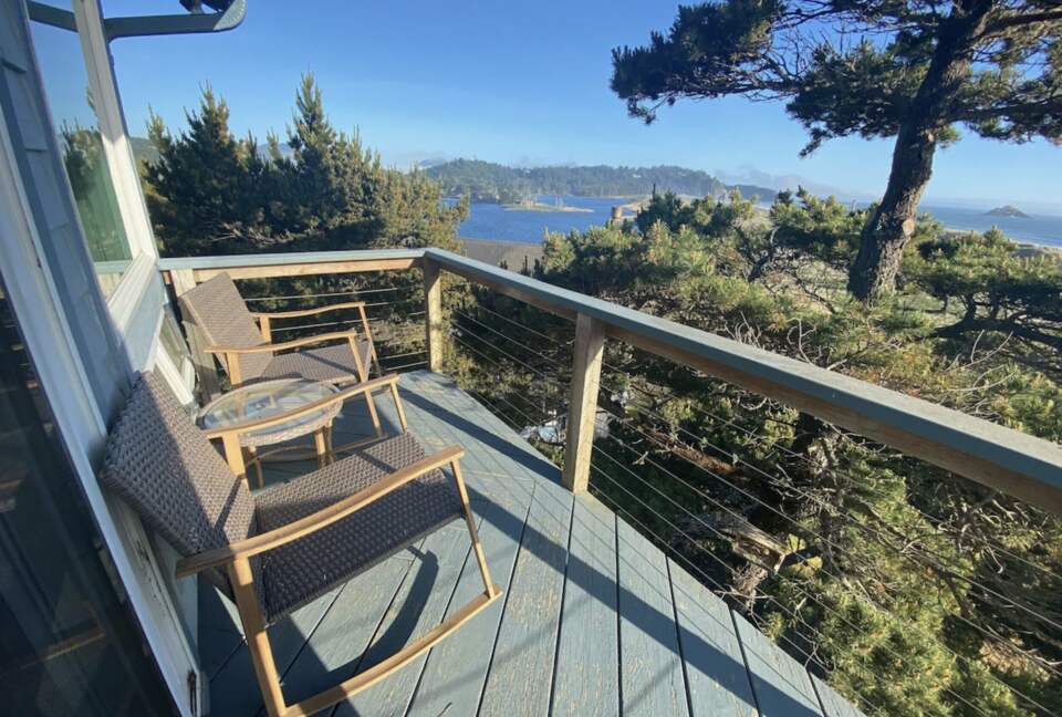 Oceanfront Retreat | The GLAS House (Garrison Lake And Sea) - Port Orford, Oregon
