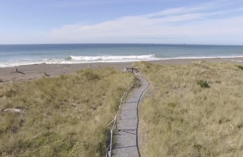 Oceanfront Retreat | The GLAS House (Garrison Lake And Sea) - Port Orford, Oregon