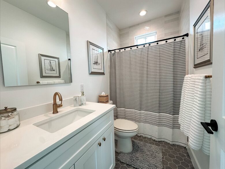 Second en-suite full bathroom upstairs