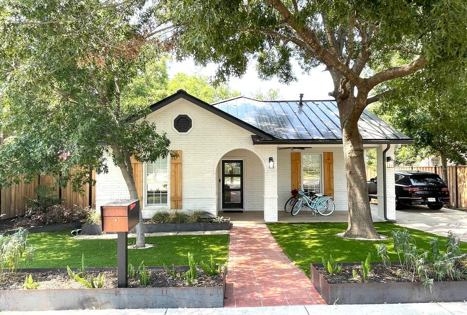 The Lone Star Bungalow - Georgetown, Texas