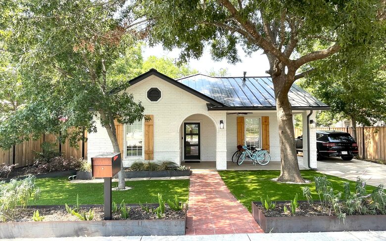 The Lone Star Bungalow - Georgetown, Texas